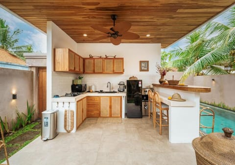 Patio, Garden, Kitchen or kitchenette, Pool view, minibar, oven, stove