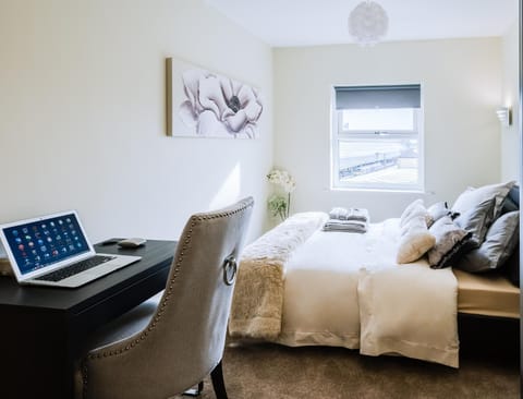 Bed, Seating area, Bedroom