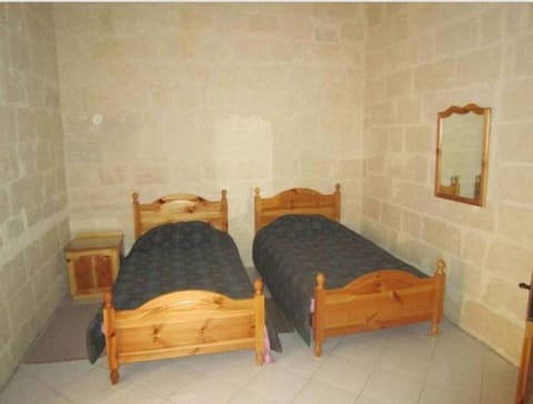 Shared cauchi corner house with roof top pool and pay per use aircondition Vacation rental in Malta
