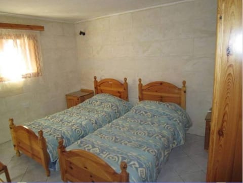 Shared cauchi corner house with roof top pool and pay per use aircondition Vacation rental in Malta