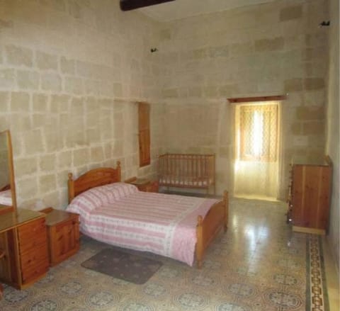 Shared cauchi corner house with roof top pool and pay per use aircondition Vacation rental in Malta