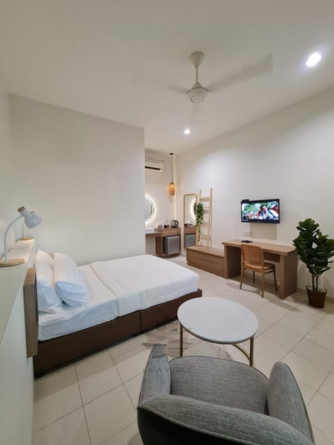 Bed, TV and multimedia, Photo of the whole room, Seating area, Bedroom