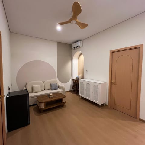 TV and multimedia, Living room, Photo of the whole room, Seating area, air conditioner