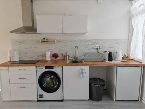 Kitchen or kitchenette, minibar, washing machine