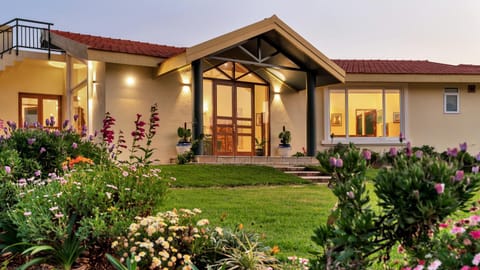 Facade/entrance, Bed, Food close-up, Garden, Bathroom, Seating area, Bedroom, Garden view, Breakfast, Lunch, Dinner, air conditioner