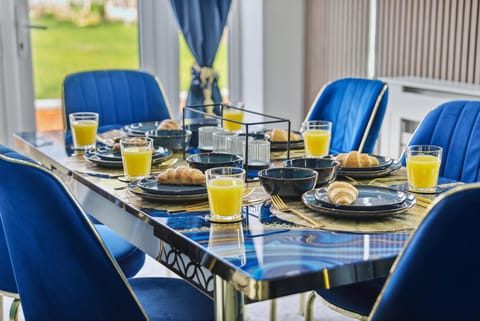 Food and drinks, Dining area, Breakfast, Continental breakfast, Drinks