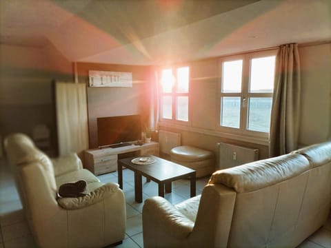 Communal lounge/ TV room, TV and multimedia, Living room, Seating area