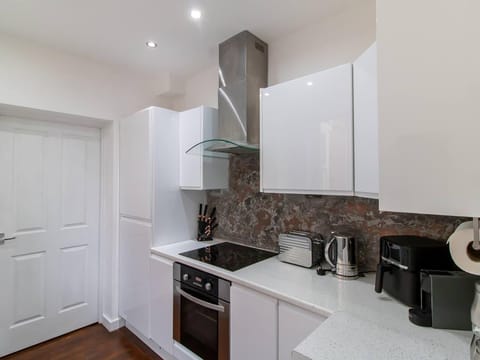 Coffee/tea facilities, Kitchen or kitchenette, stove, toaster