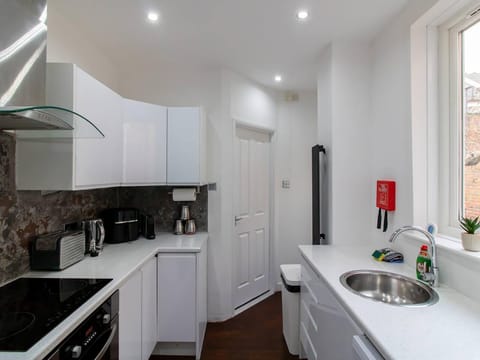 Coffee/tea facilities, Kitchen or kitchenette, oven, stove, toaster