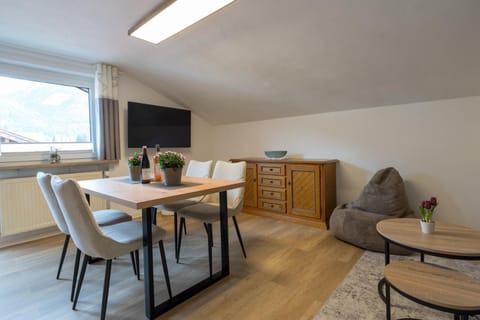 TV and multimedia, Living room, Seating area, Dining area