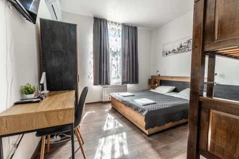 TV and multimedia, Photo of the whole room, Seating area, Bedroom, wardrobe