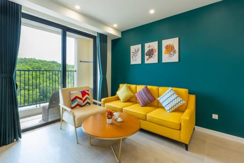 View (from property/room), Balcony/Terrace, Living room