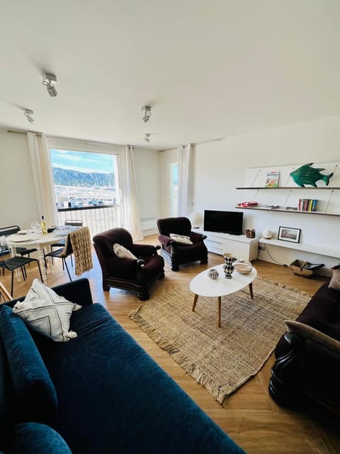 TV and multimedia, Living room, Seating area, Dining area, Meals