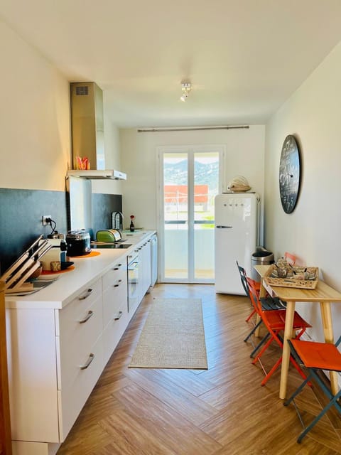 Coffee/tea facilities, Kitchen or kitchenette, oven, stove, toaster, kitchen