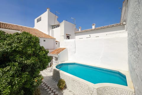 Patio, Swimming pool, sunbed