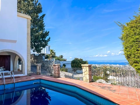 Property building, Balcony/Terrace, Pool view, Sea view, Swimming pool, Swimming pool, sunbed