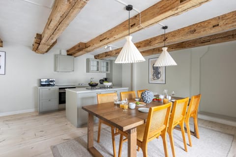 Kitchen or kitchenette, Dining area, oven, stove