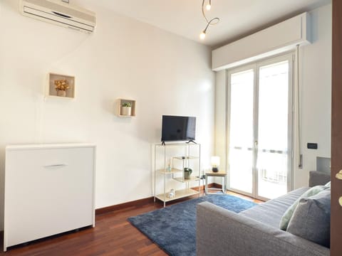 Bed, TV and multimedia, Balcony/Terrace, Living room, Photo of the whole room, air conditioner