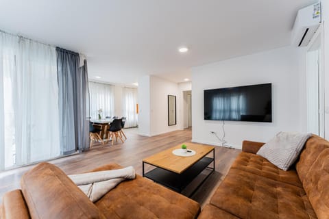 TV and multimedia, Living room, Photo of the whole room, Seating area, Dining area, Family, heating, internet, air conditioner