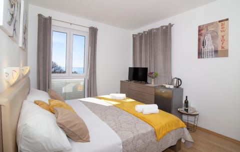 TV and multimedia, Photo of the whole room, Bedroom