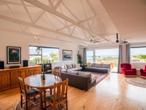 Communal lounge/ TV room, Living room, Seating area, Dining area, Evening entertainment