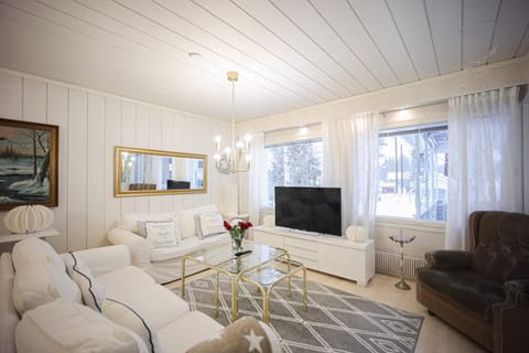 Communal lounge/ TV room, TV and multimedia, Living room, Seating area, Evening entertainment
