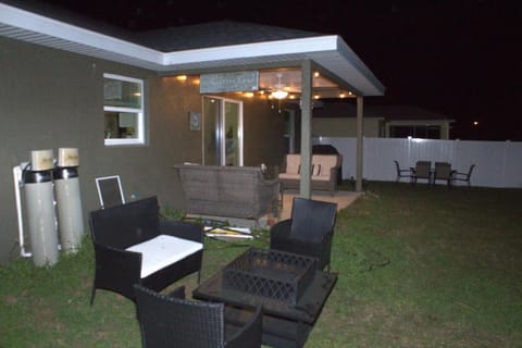 COZY home with fenced patio House in Florida