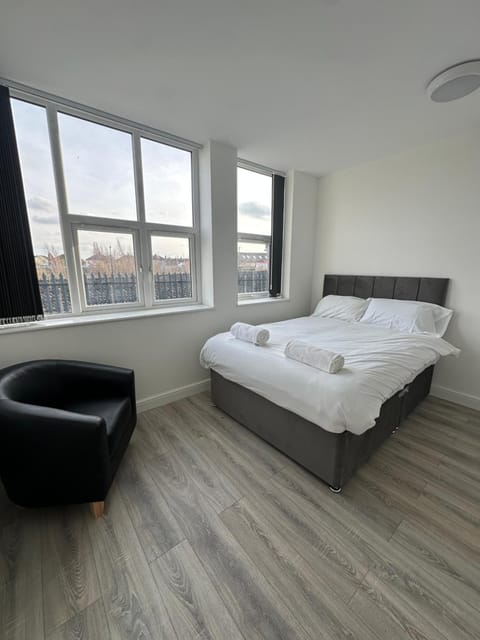 2 Bed Sizeable Station House Apartment - Free Wifi, Parking & EV Apartment in Scunthorpe