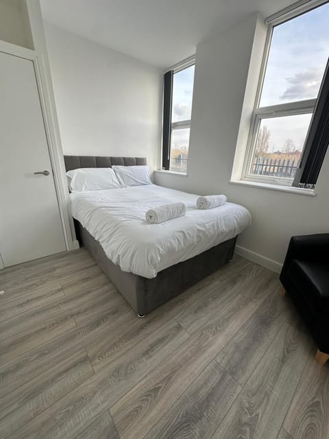 2 Bed Sizeable Station House Apartment - Free Wifi, Parking & EV Apartment in Scunthorpe