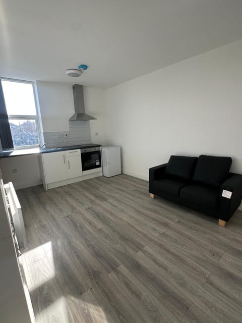 2 Bed Sizeable Station House Apartment - Free Wifi, Parking & EV Apartment in Scunthorpe