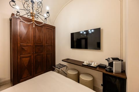 Bed, TV and multimedia, Coffee/tea facilities, Photo of the whole room, Bedroom, wardrobe