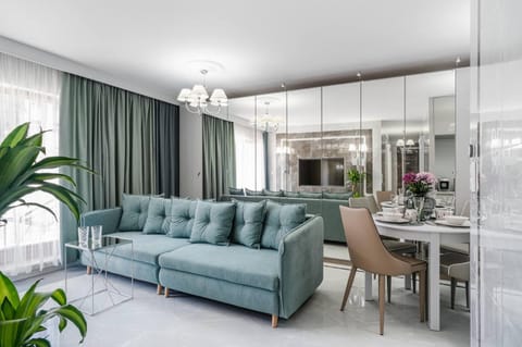 TV and multimedia, Kitchen or kitchenette, Living room, Seating area, Dining area