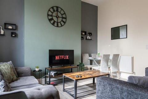 TV and multimedia, Living room, Seating area, Dining area