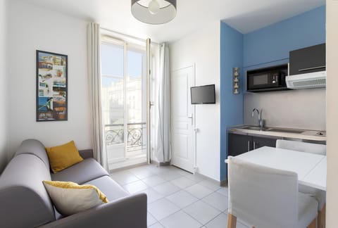 TV and multimedia, Kitchen or kitchenette, Living room, Seating area, Dining area