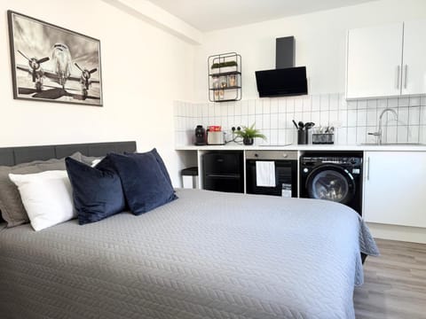 Shower, Property building, Bed, Neighbourhood, Kitchen or kitchenette, Living room, Bedroom, stove, stove, wardrobe, washing machine, washing machine, kitchen, kitchen