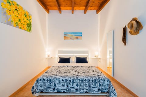 Bed, Photo of the whole room, Decorative detail, Bedroom