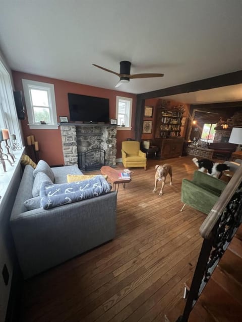 TV and multimedia, Living room, Seating area, fireplace