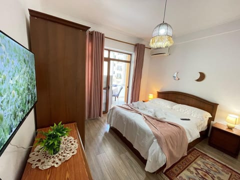 Bed, TV and multimedia, Photo of the whole room