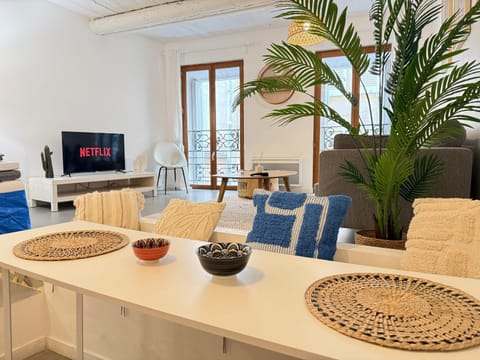 TV and multimedia, Living room, Seating area, Dining area