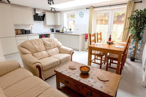 Kitchen or kitchenette, Living room, Seating area, Dining area