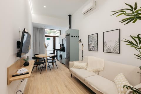TV and multimedia, Seating area, Dining area