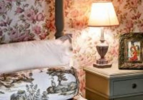 Tudor Romance- a historic manor house for holiday and corporate stays House in Portishead