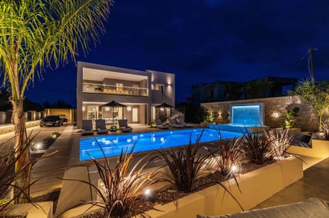 Property building, Night, Hot Tub, Pool view, Swimming pool, sunbed