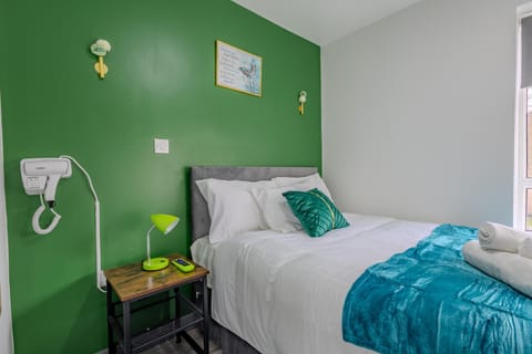 Premium Serviced Accommodation Nottingham, 4 Bedrooms, 5 Beds, 4 Bathrooms, Sleeps 7 House in Nottingham