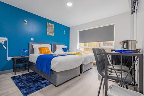 Premium Serviced Accommodation Nottingham, 4 Bedrooms, 5 Beds, 4 Bathrooms, Sleeps 7 House in Nottingham