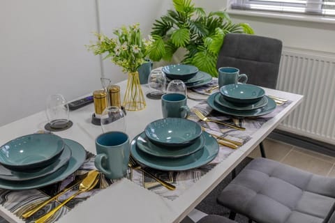 Premium Serviced Accommodation Nottingham, 4 Bedrooms, 5 Beds, 4 Bathrooms, Sleeps 7 House in Nottingham