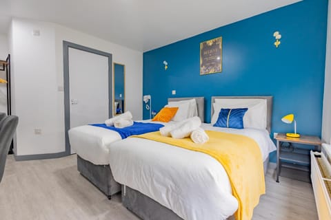 Premium Serviced Accommodation Nottingham, 4 Bedrooms, 5 Beds, 4 Bathrooms, Sleeps 7 House in Nottingham