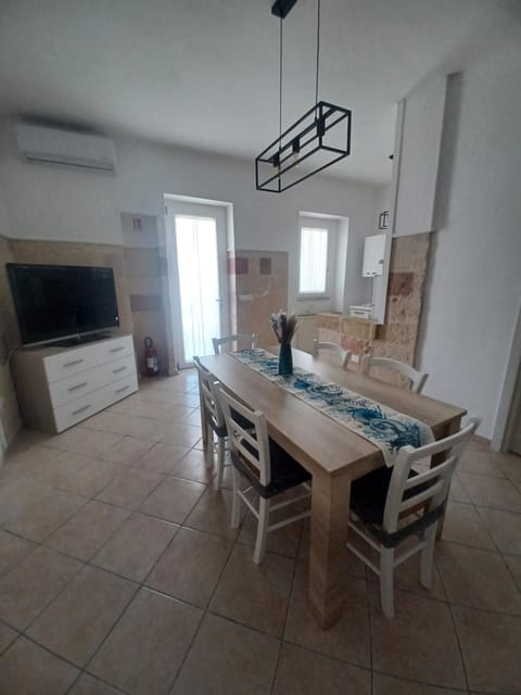 TV and multimedia, Kitchen or kitchenette, Living room, Seating area, Dining area