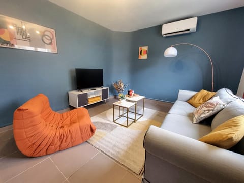 TV and multimedia, Living room, Seating area, air conditioner