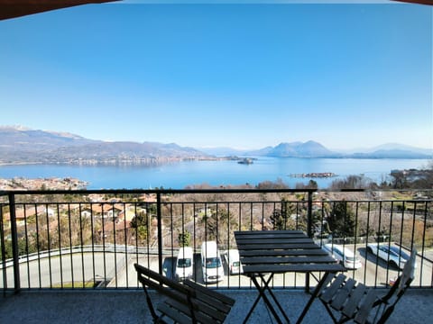 Day, Natural landscape, View (from property/room), Balcony/Terrace, Seating area, Dining area, Lake view, Mountain view